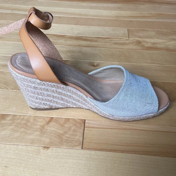 Brand new pair of Old Navy wedged heels - Picture 2 of 5